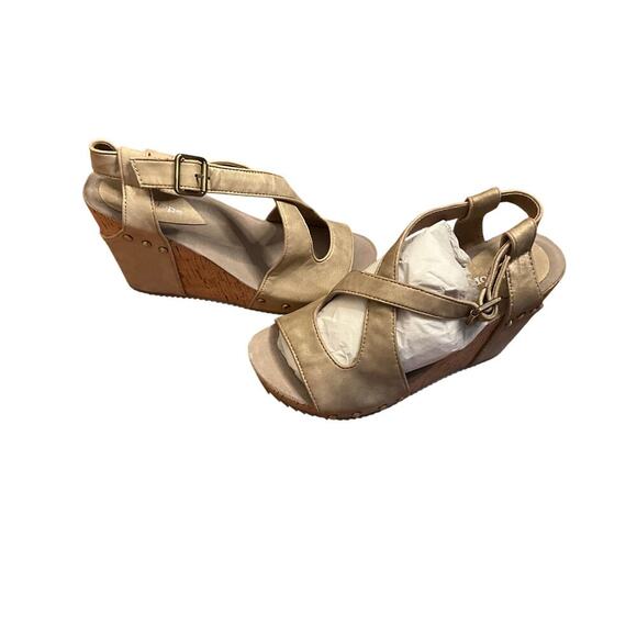 Antelope Shoes - Antelope Crisscross Leather Buckle Wedge Sandals Beige Gold Womens Size 40 NEW